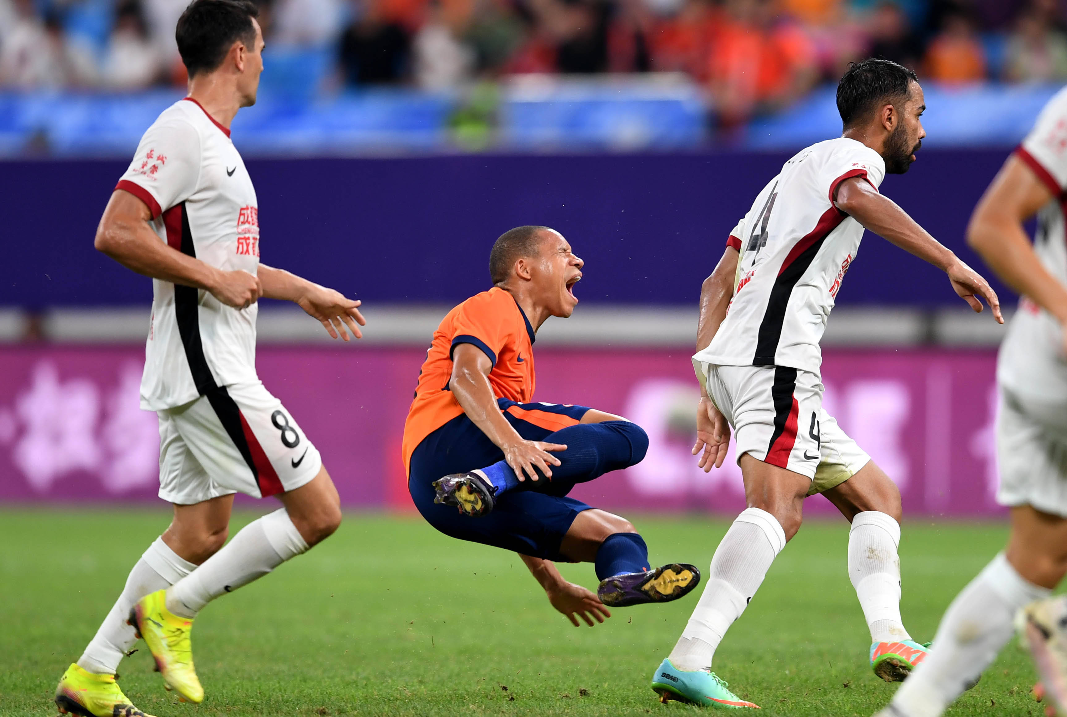 青岛海牛坚持拼搏，冲击胜利保级赛事