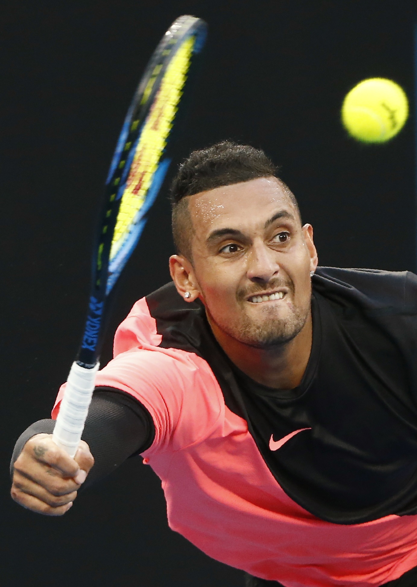 包含澳大利亚网球队轻取世界网球队，克耶高斯绝境逆转的词条