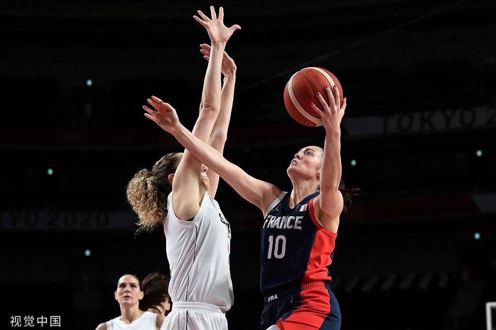 塞尔维亚队在排球比赛中获得铜牌