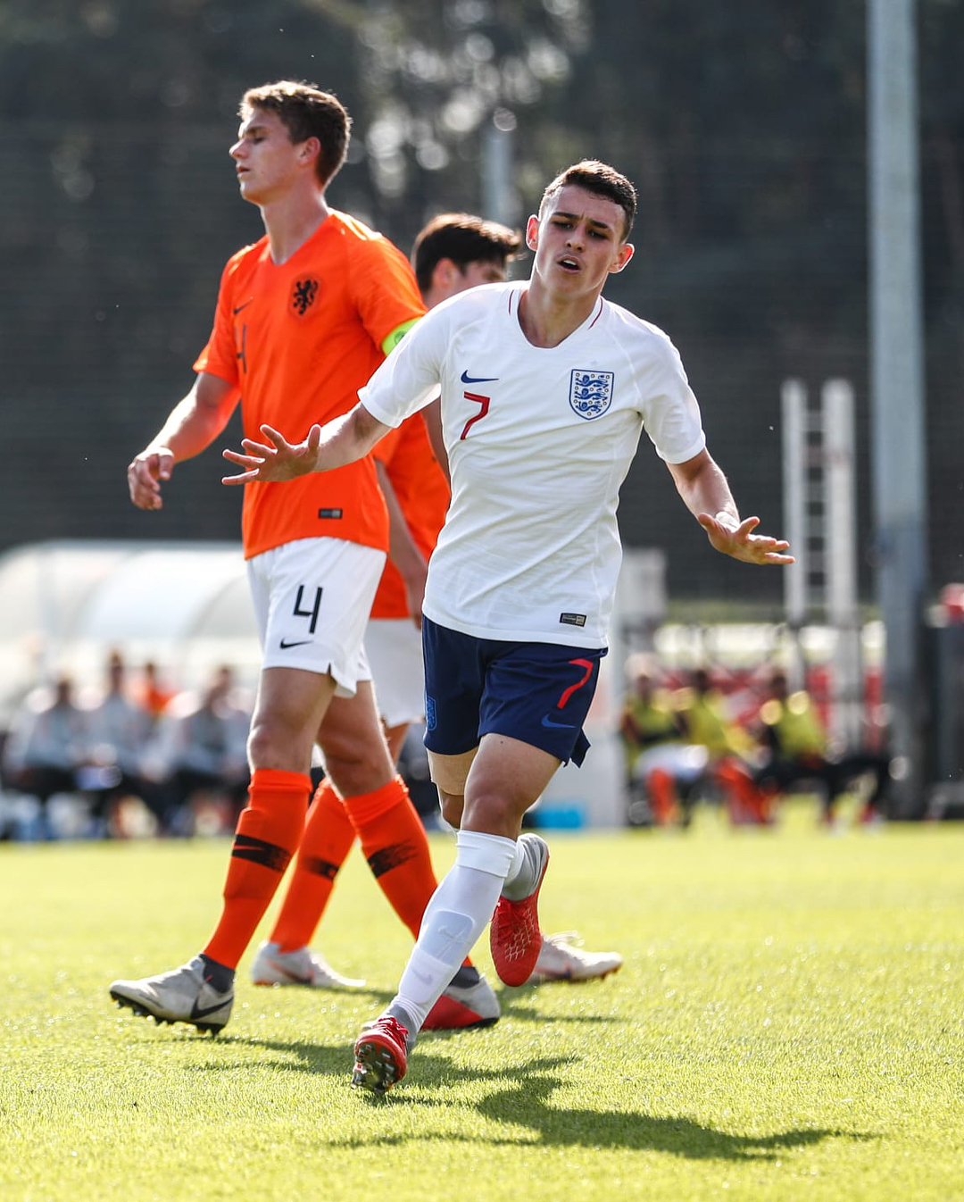 包含墨西哥小将崭露头角，明日之星引人注目的词条