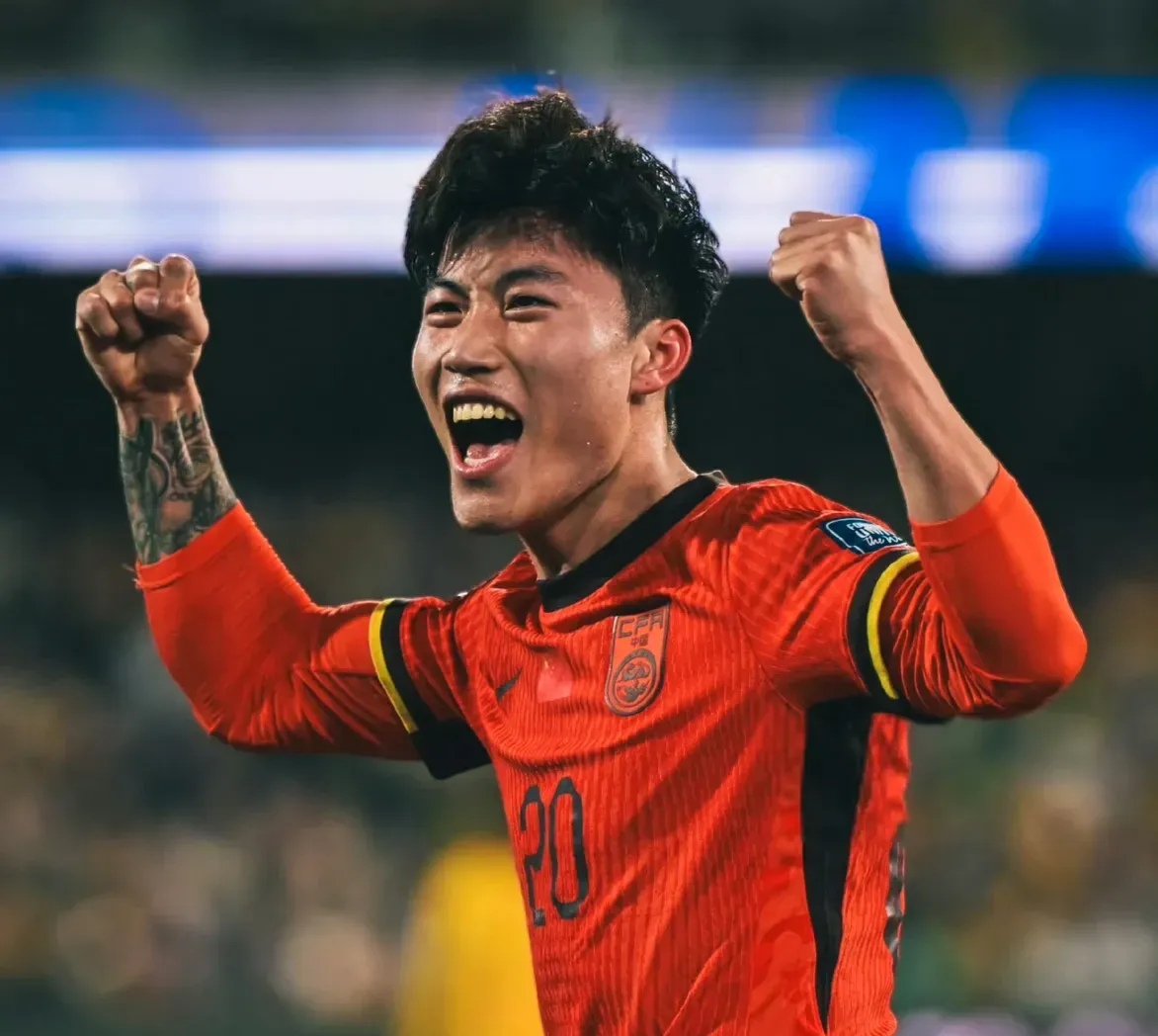 场上风云变幻,球员们拼尽全力角逐荣誉的简单介绍 场上风云变幻,球员们拼尽全力角逐荣誉的简单介绍