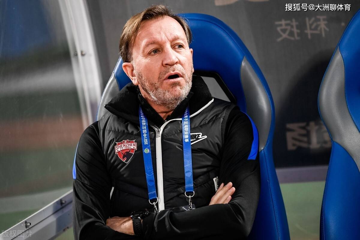 包含维拉里尔体育总监何塞-安东尼奥讨论亚冠战术的词条