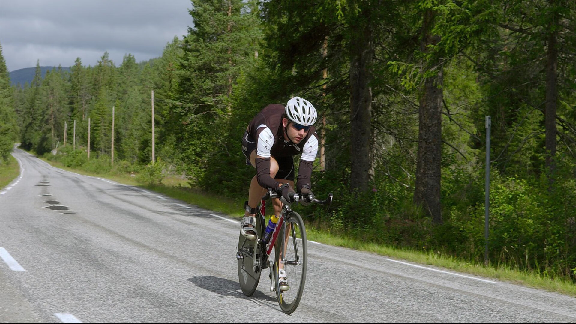 天山脚下展雄风，孙铭徽领军新疆力克上海，诠释团队篮球真谛