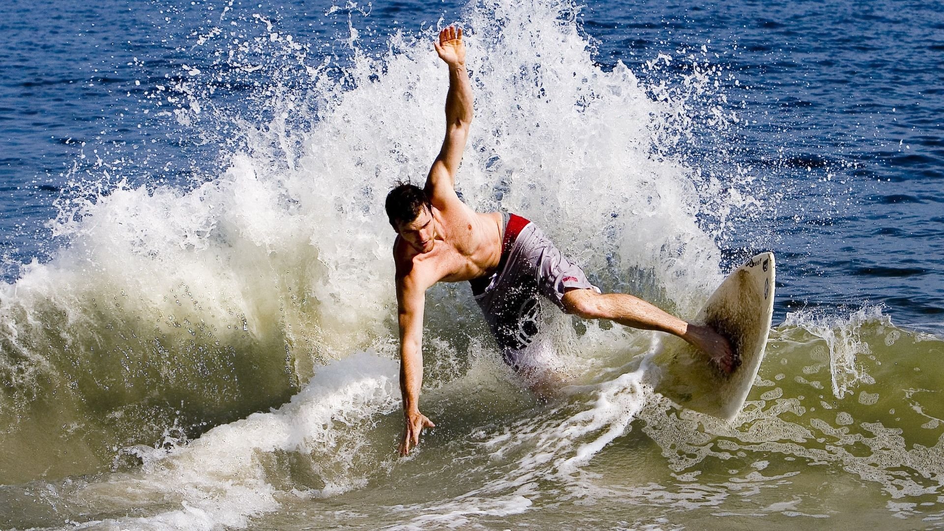 绿茵场上的碾压与乒乓桌边的传奇,当英格兰狂胜波兰,张继科刷新不朽纪录